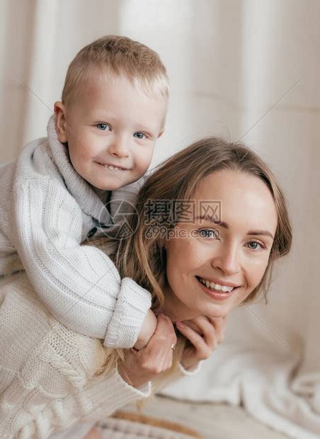 年轻母亲和她可爱的宝高清图片下载-正版图片504380094-摄图网