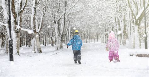 雪下的冬季公园城市公园的暴风雪在雪覆盖下与全家人一高清图片下载-正版图片506237599-摄图网