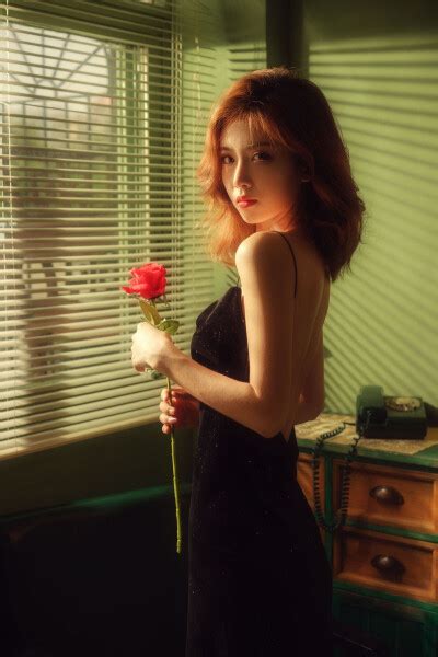 黄色美女照片图片