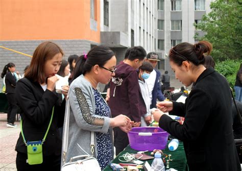 【校园文化】绿色毕业季：我校举办“跳蚤市场”实现闲置物品循环利用 - 新闻中心 - 重庆能源职业学院