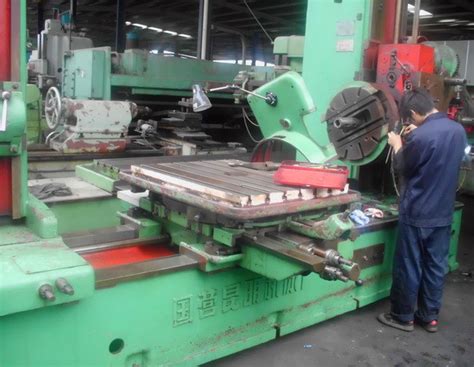一名男工人在大型金属铁锁匠车床维修设备冶金厂车间的金高清图片下载-正版图片505526829-摄图网