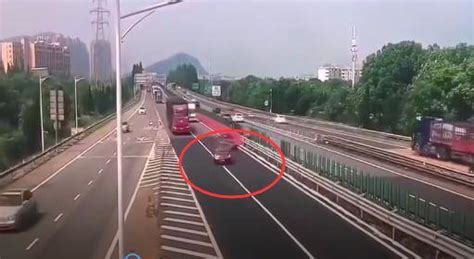 视频触目惊心!小车高速上突然实线变道,被后方大车撞扁！