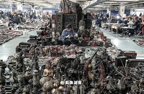 古玩市场的民间收藏高清图片下载_红动中国