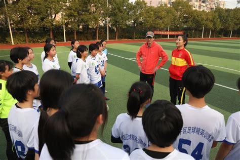 上海市长宁区人民政府-长宁区体育局-青少年体育-女足队员李佳悦回访母校新泾中学，并与学弟学妹们进行了深情的互动！