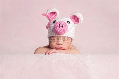 两周前刚出生的女婴穿着粉红编织和小猪装高清图片下载-正版图片502662861-摄图网