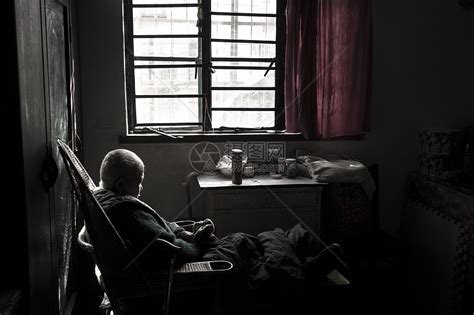 孤独的老年人高清图片下载-正版图片500806351-摄图网