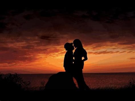 沙滩上亲吻的年轻情侣图片_跪在沙滩上亲吻的年轻情侣素材_高清图片_摄影照片_寻图免费打包下载