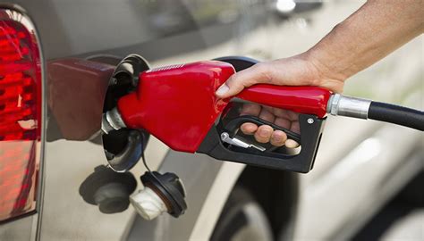 成品油价迎年内“第四跌”，加满一箱油少花3.5元|界面新闻