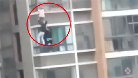 惊心动魄！越南3岁女童爬出窗户从12楼坠落，被楼下路人接住幸免于难 | 北晚新视觉