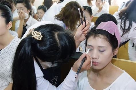 韩国化妆师等级证书考试现场_上海柯模思化妆学校