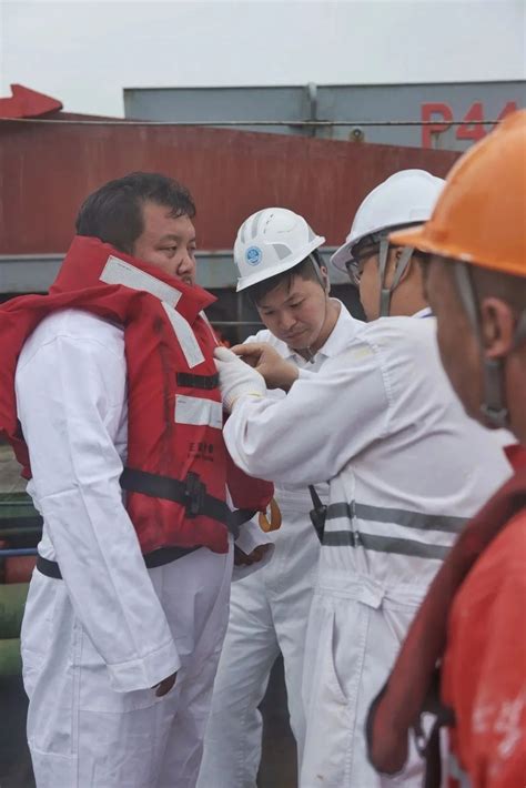 用行动诠释“人民至上、生命至上”！ ——学校教学实习船“育明”轮师生合力成功解救两名落水遇险者 | 上海海事大学
