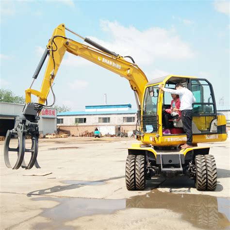 山东小型轮式挖掘机 抓木机生产厂家 可改装定制的轮式挖机价格-阿里巴巴