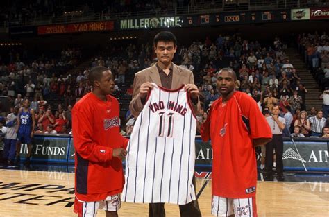 18年前的今天：2002年NBA选秀大会 姚明当选状元-直播吧zhibo8.cc