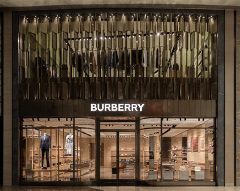 Burberry上海双店齐开 环贸IAPM店、国金中心IFC店盛大开业，诠释全新英伦美学设计