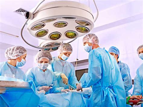 在手术室做手术的医生高清图片下载-正版图片502355172-摄图网