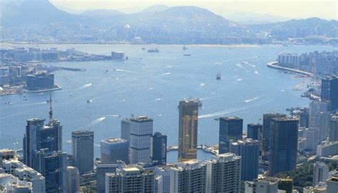 老照片：80年代的繁华香港，港口停满私人游艇，到处是摩天大厦