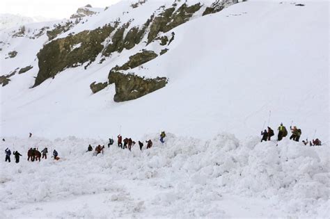 男孩滑雪遭遇雪崩被埋40分钟，结果是怎么活下来的背后真相揭秘_国际新闻_海峡网