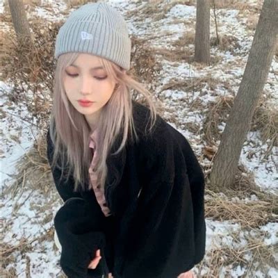 下雪甜美女生头像真人版