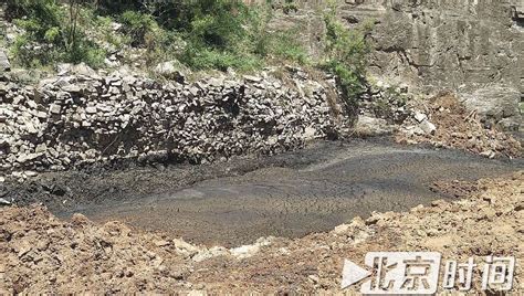 河北井陉：一村庄被倾倒千吨恶臭污物 含大量药企污泥_手机凤凰网