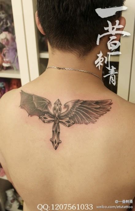 男生后背经典很酷的满背翅膀纹身图案