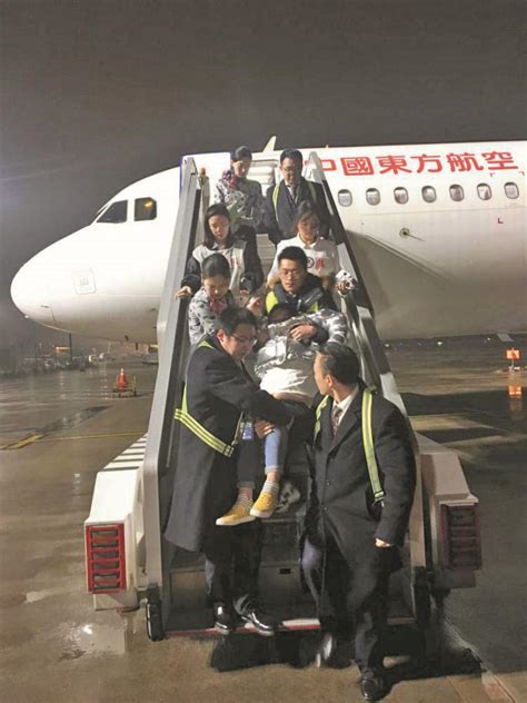 入境新政实施后全国首个落地国际航班抵达广州