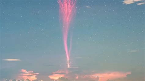 摄影师拍英仙座流星雨，偶然拍到罕见巨大喷流：似红色精灵闪电_腾讯视频