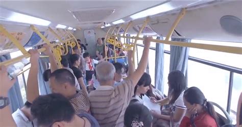 公共文明公益 公交车让座 拾金不昧遵守交通规则高清实拍视频素材