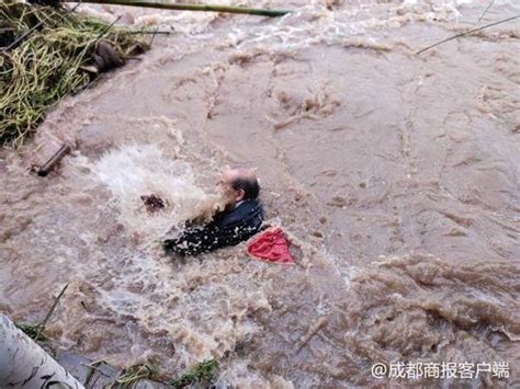 汽车被洪水冲走 印度男子竟跳水去救_凤凰网视频_凤凰网