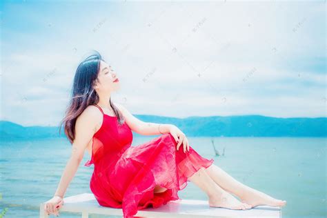 海边红裙美女仰望天空写真高清摄影大图-千库网
