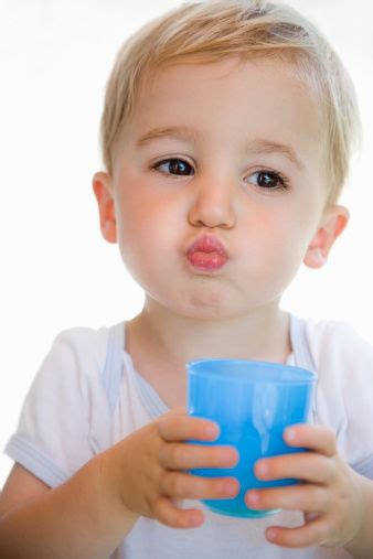 缺水影响孩子大脑发育 怎样喝水更聪明|喝水|缺水_凤凰亲子