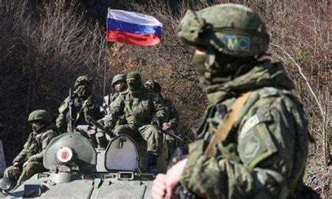 俄军女兵正在给自愿放下武器的乌军士兵发放补给……