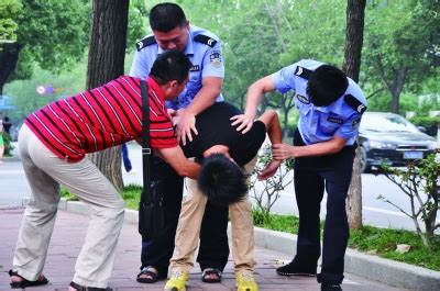 抓扒手被误为同伙 武汉反扒民警的那些尴尬事_湖北频道_凤凰网