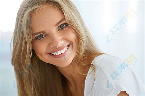 白色背景上笑容美丽的年轻女子高清图片下载-正版图片503062180-摄图网