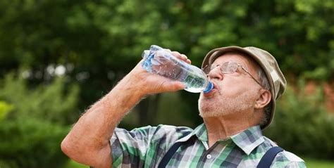 老年人要避免“5种”喝水习惯,不仅给肾减负,身体也更健康|减负|老年人|身体_新浪新闻