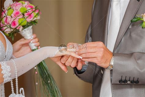 人类新郎在娘结婚仪式交换戒指戴婚的手上戴订婚戒指新郎还戴着订婚戒指承诺高清图片下载-正版图片307804862-摄图网