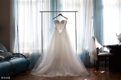 婚纱设计师为顾客定制婚纱高清图片下载-正版图片502355228-摄图网