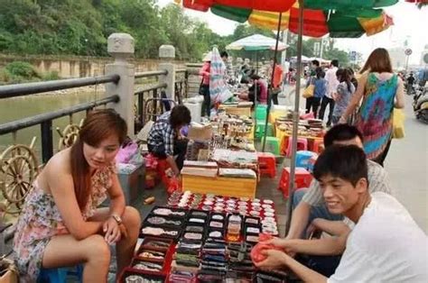 在中国边境摆摊的越南姑娘，卖的商品中国男性看了直摇头：太荒唐_男性_中国_越南