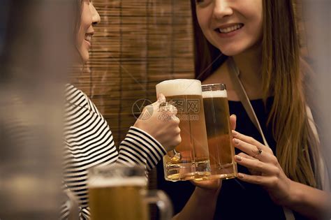酒馆外国女人和朋友喝啤酒高清图片下载-正版图片502162271-摄图网