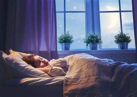 女性深夜睡眠高清图片下载-正版图片501351147-摄图网