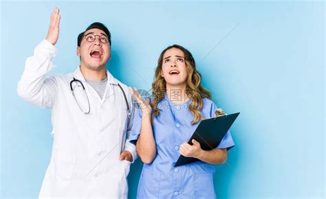 年轻医生夫妇穿着蓝色背景的长相高清图片下载-正版图片506353420-摄图网