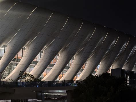 体育场能容纳多少人？