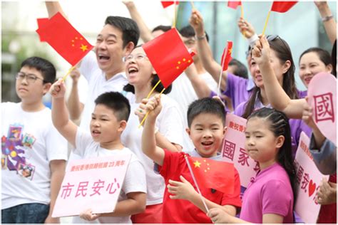 香港回归23周年纪念日，香港市民自发组织“快闪”唱国歌等庆祝活动