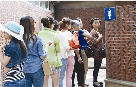 世界厕所日：呼吁男女厕比例改为1:2 扩大女厕空间_凤凰资讯
