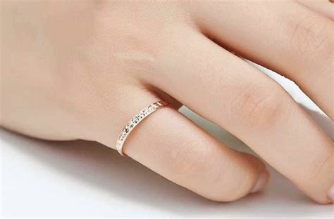 小拇指戴戒指是什么意思？如何根据手型选戒指？ - 中国婚博会官网