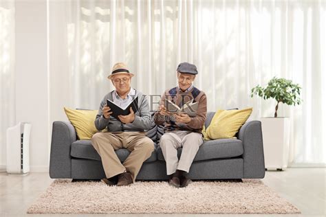 老年男人坐在沙发上看报纸照片摄影图片_ID:418155934-Veer图库