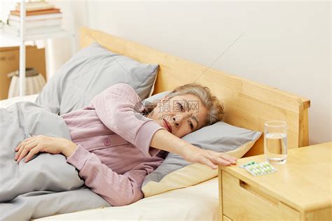 卧床生病的老人伸手拿药高清图片下载-正版图片507607605-摄图网