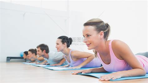 在健身工作室排班锻炼活动身体灵活性运动服火车混血讲师背心运动垫调子高清图片下载-正版图片321993197-摄图网