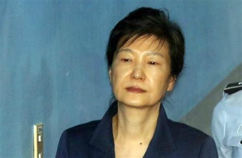 朴槿惠或坐牢至90岁 韩国半数民众称“太便宜她”_凤凰资讯