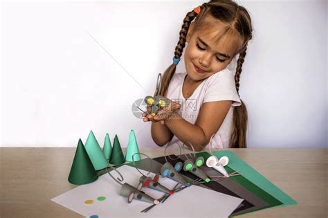 岁女孩用彩色纸和装饰打孔器制作手工老鼠高清图片下载-正版图片506256897-摄图网