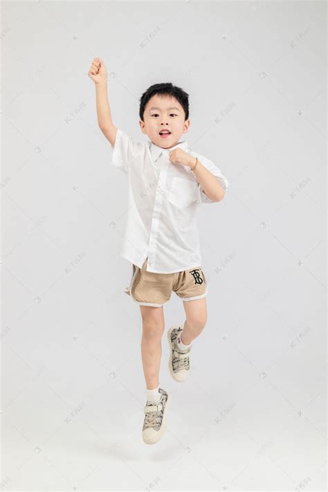 儿童节白天男孩室内跳跃摄影图配图高清摄影大图-千库网